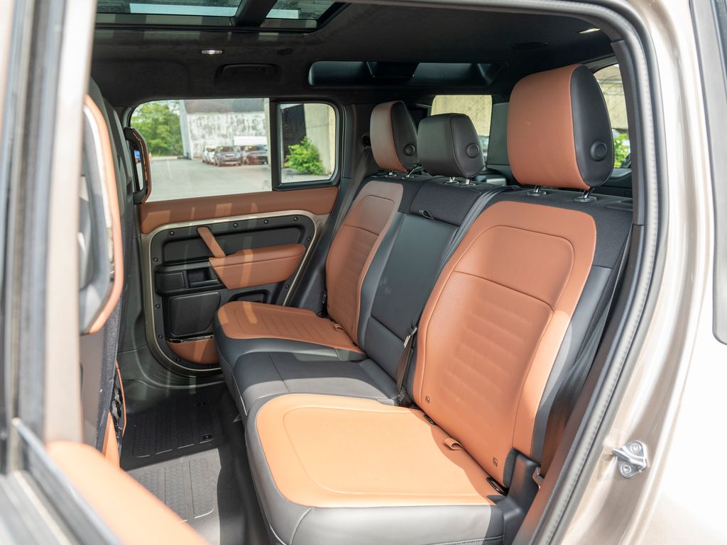 2025 Land Rover Defender 110 V8 photo 22