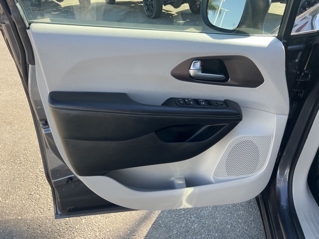 2022 Chrysler Voyager LX photo 12