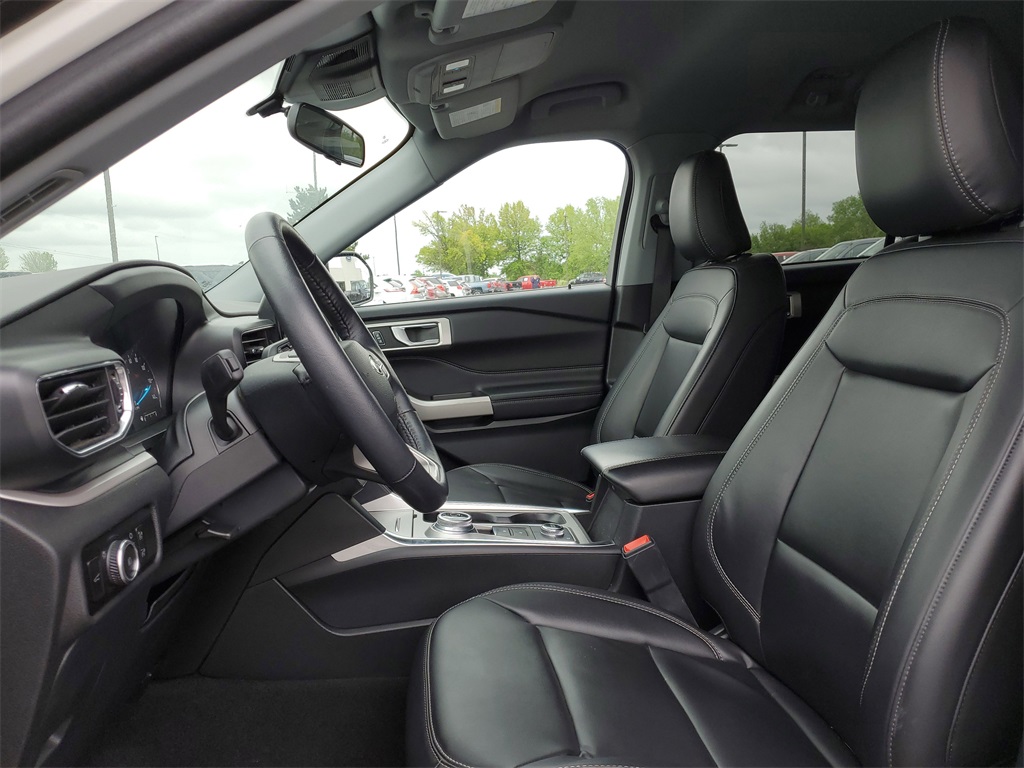 2023 Ford Explorer XLT photo 2