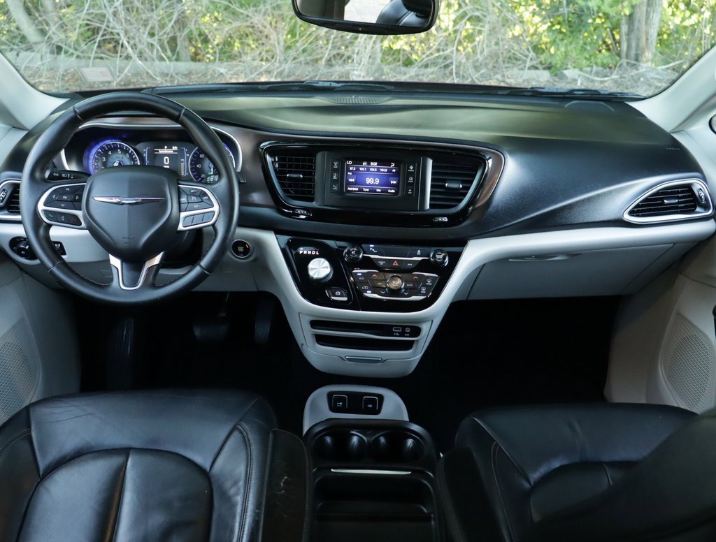 2017 Chrysler Pacifica Touring L photo 19