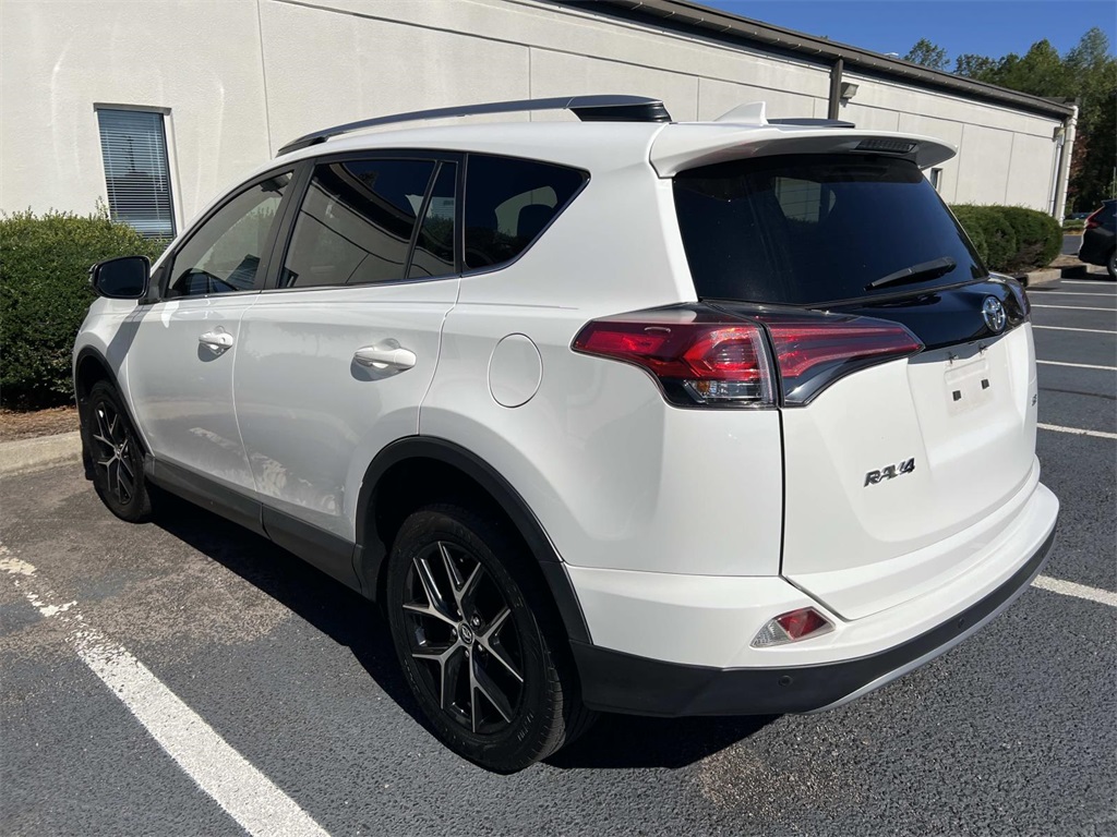 2018 Toyota RAV4 SE photo 2