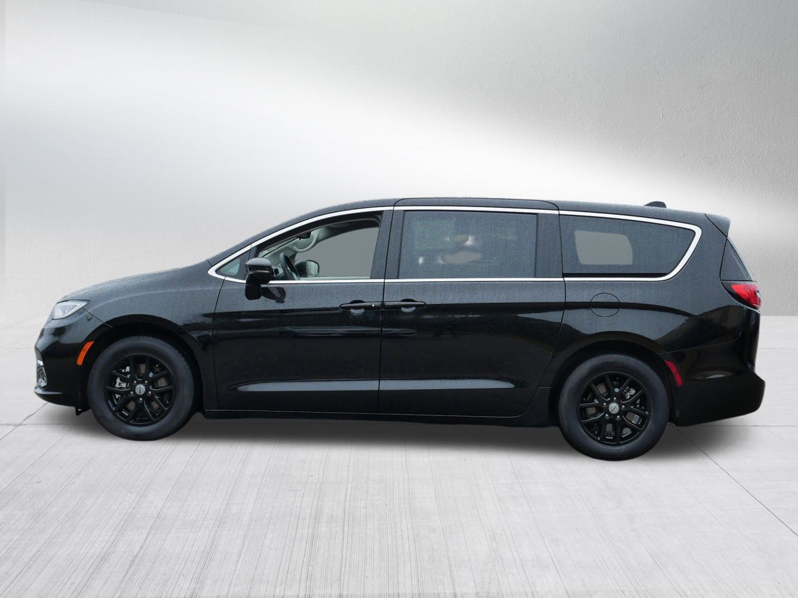 2024 Chrysler Pacifica Touring L photo 4