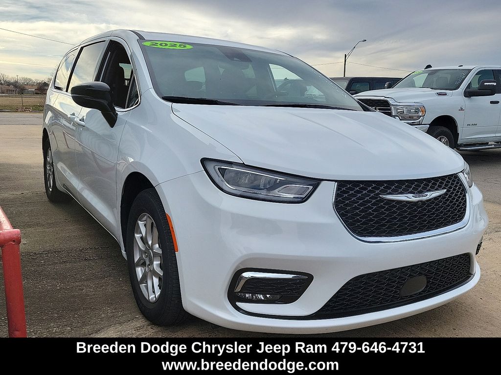 2025 Chrysler Pacifica Select's photo