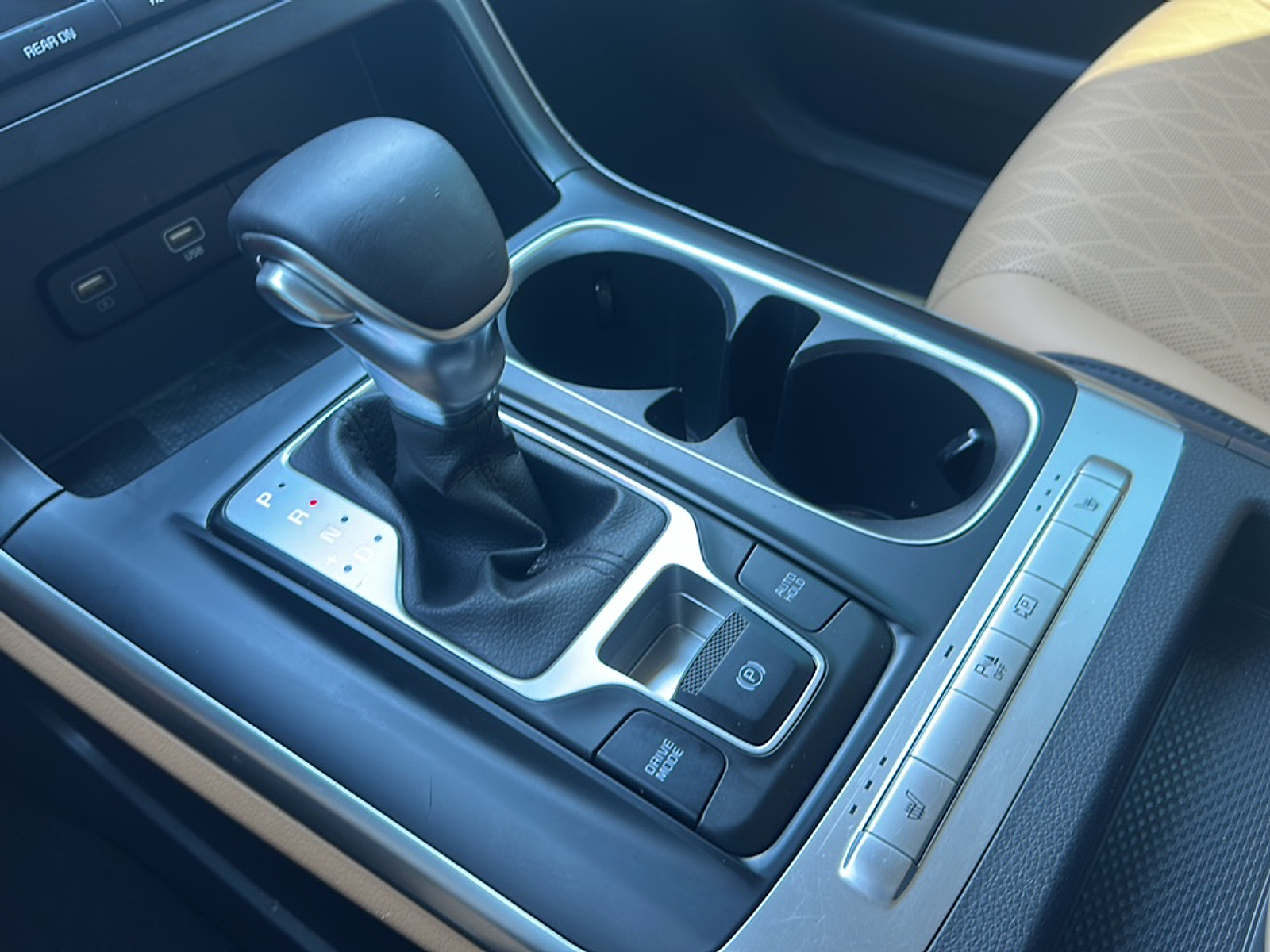 2024 Kia Carnival LX photo 18