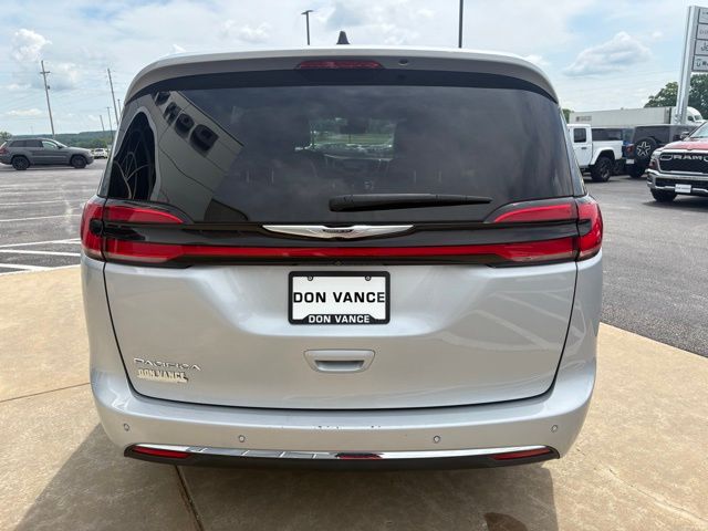 2023 Chrysler Pacifica Touring L photo 4