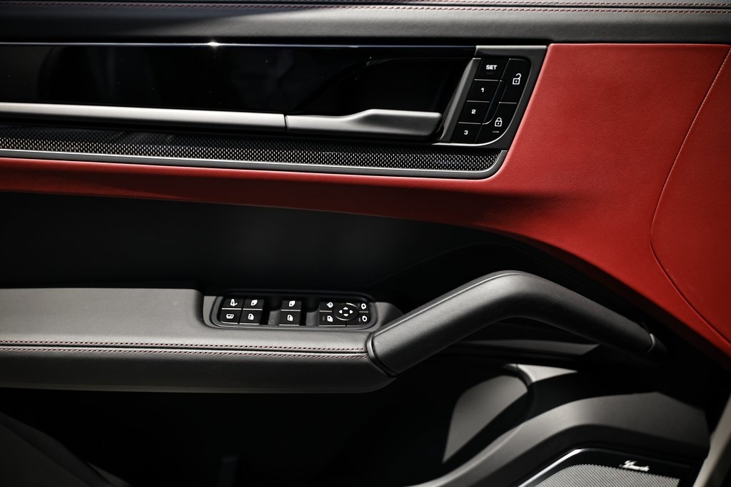 2025 Porsche Cayenne Turbo E-Hybrid photo 19