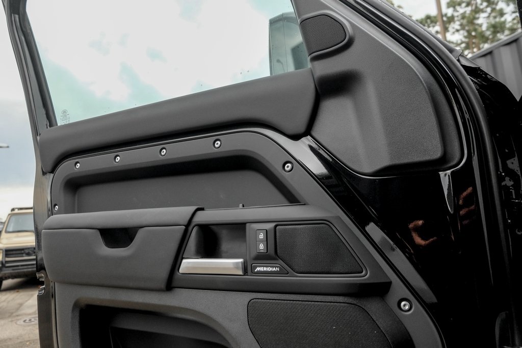 2025 Land Rover Defender 110 S photo 10
