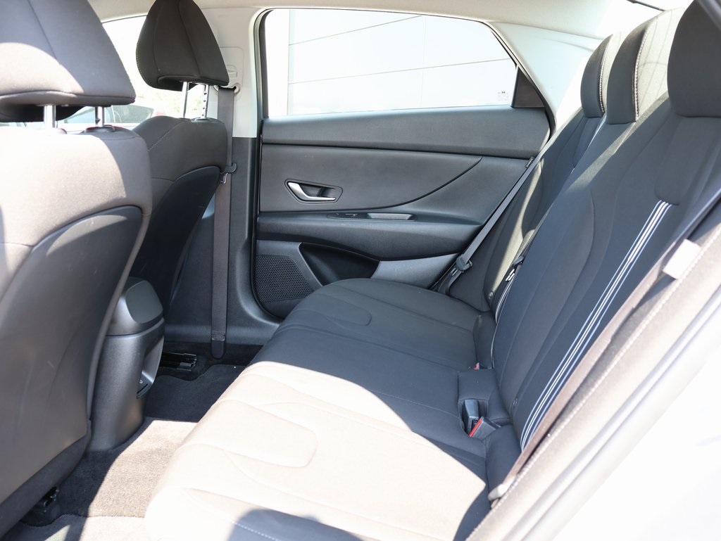 2024 Hyundai Elantra SEL photo 16