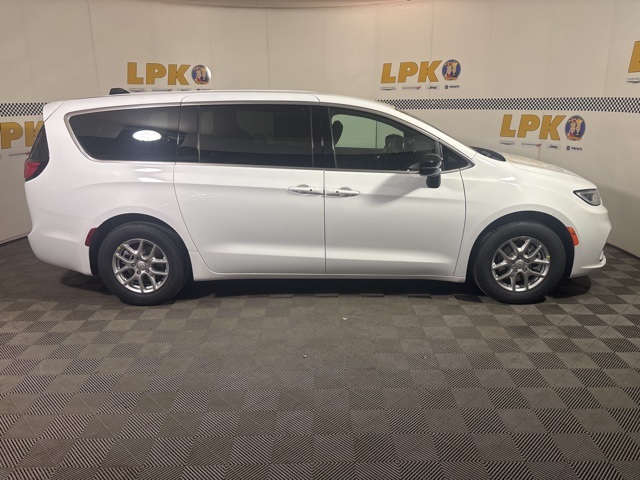 2026 Chrysler Pacifica photo 2