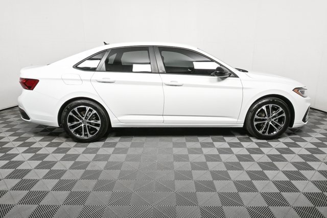 2025 Volkswagen Jetta 1.5T Sport photo 2