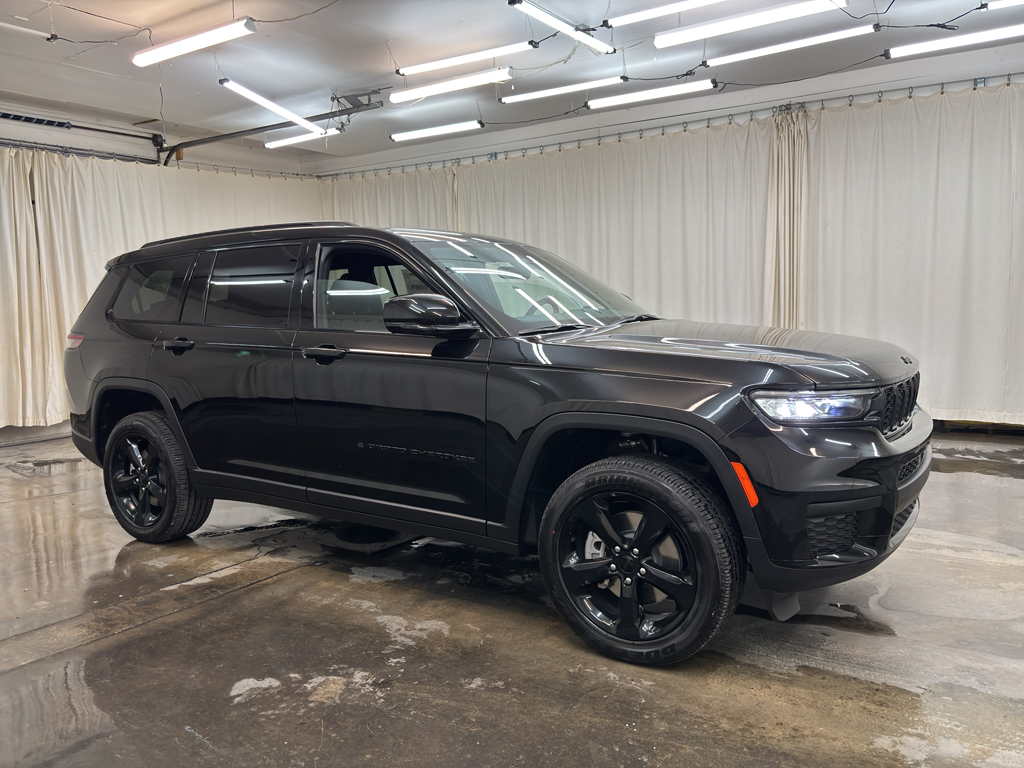 2025 Jeep Grand Cherokee Altitude photo 3