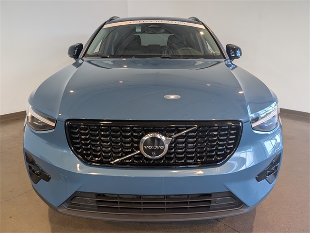 2023 Volvo XC40 Ultimate photo 2