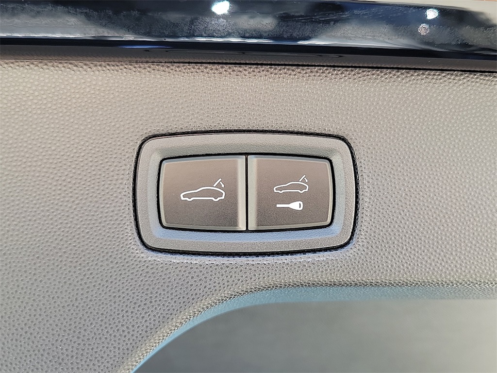 2025 Porsche Macan Electric photo 25