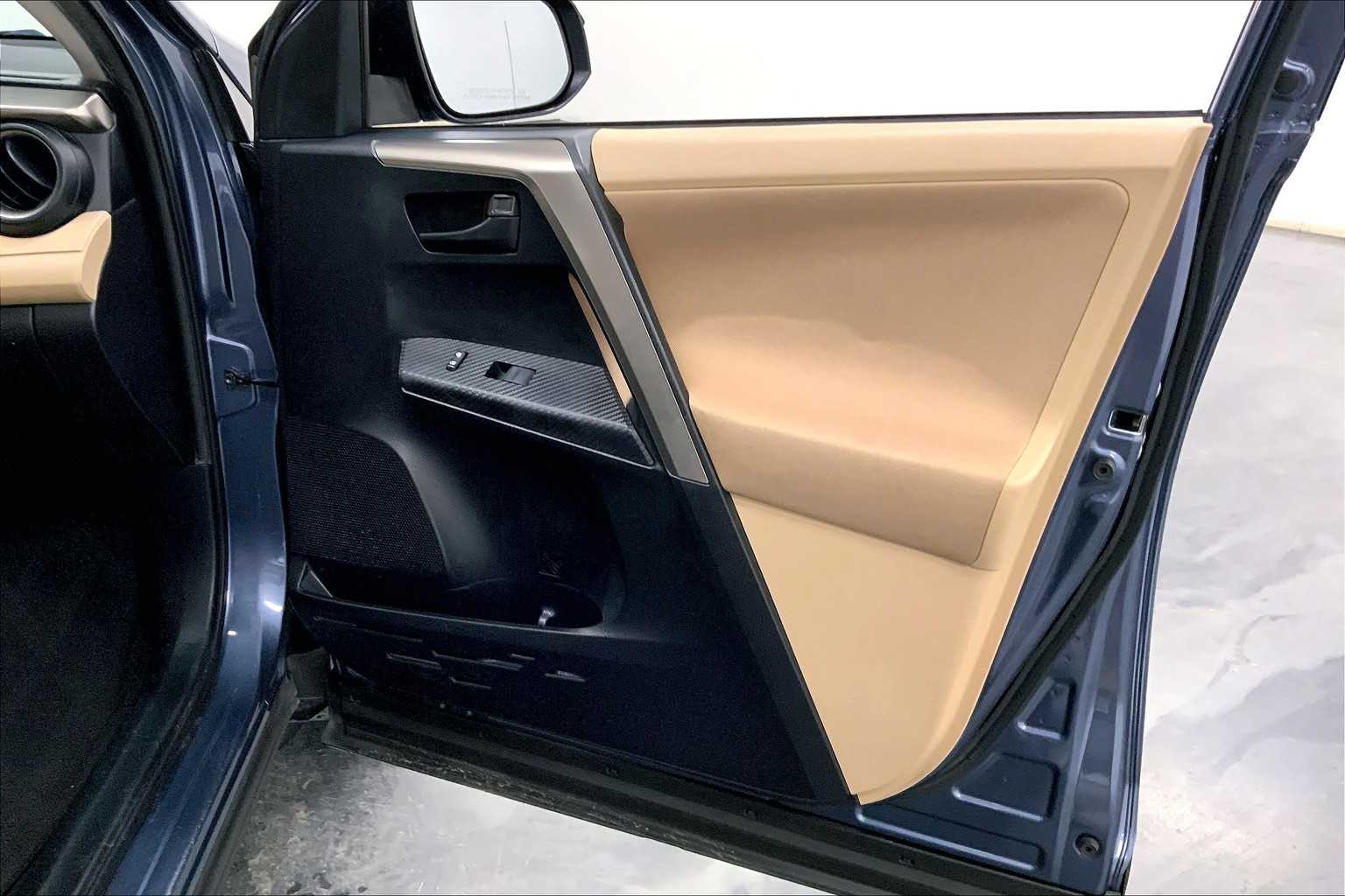 2013 Toyota RAV4 LE photo 18
