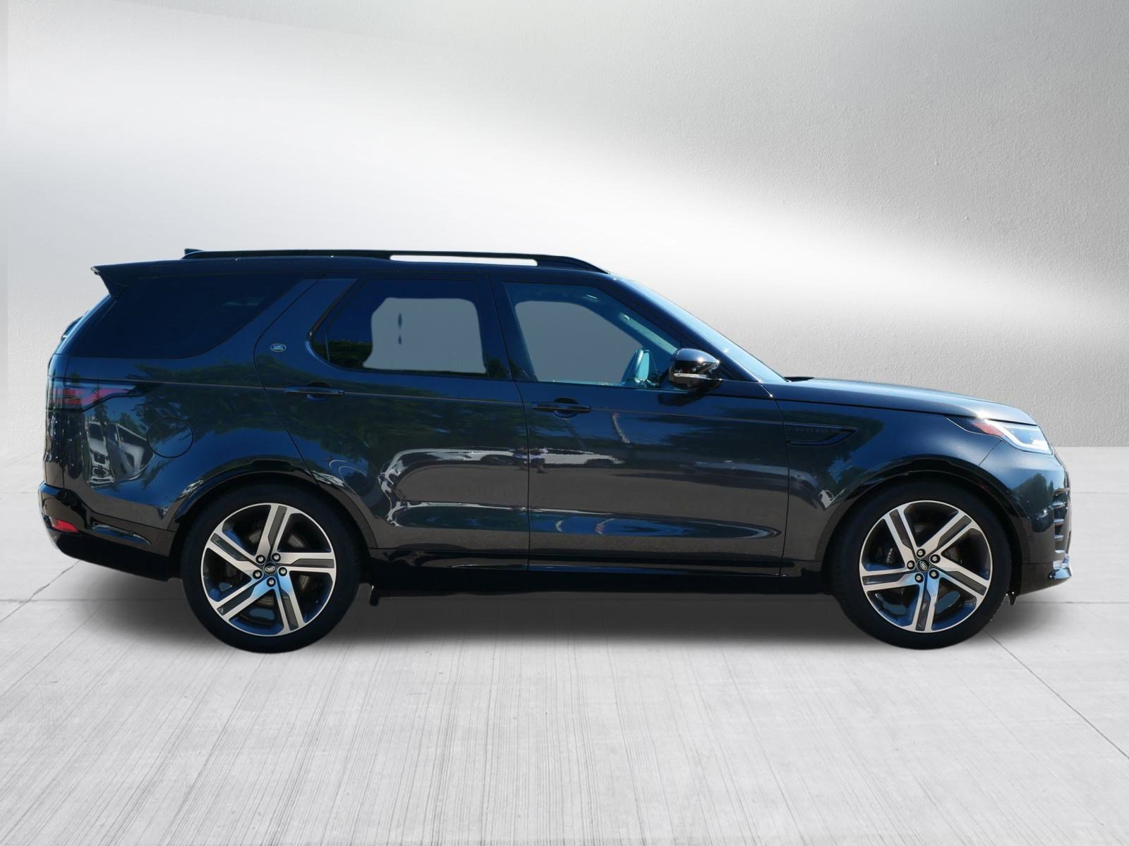 2024 Land Rover Discovery Metropolitan Edition photo 4