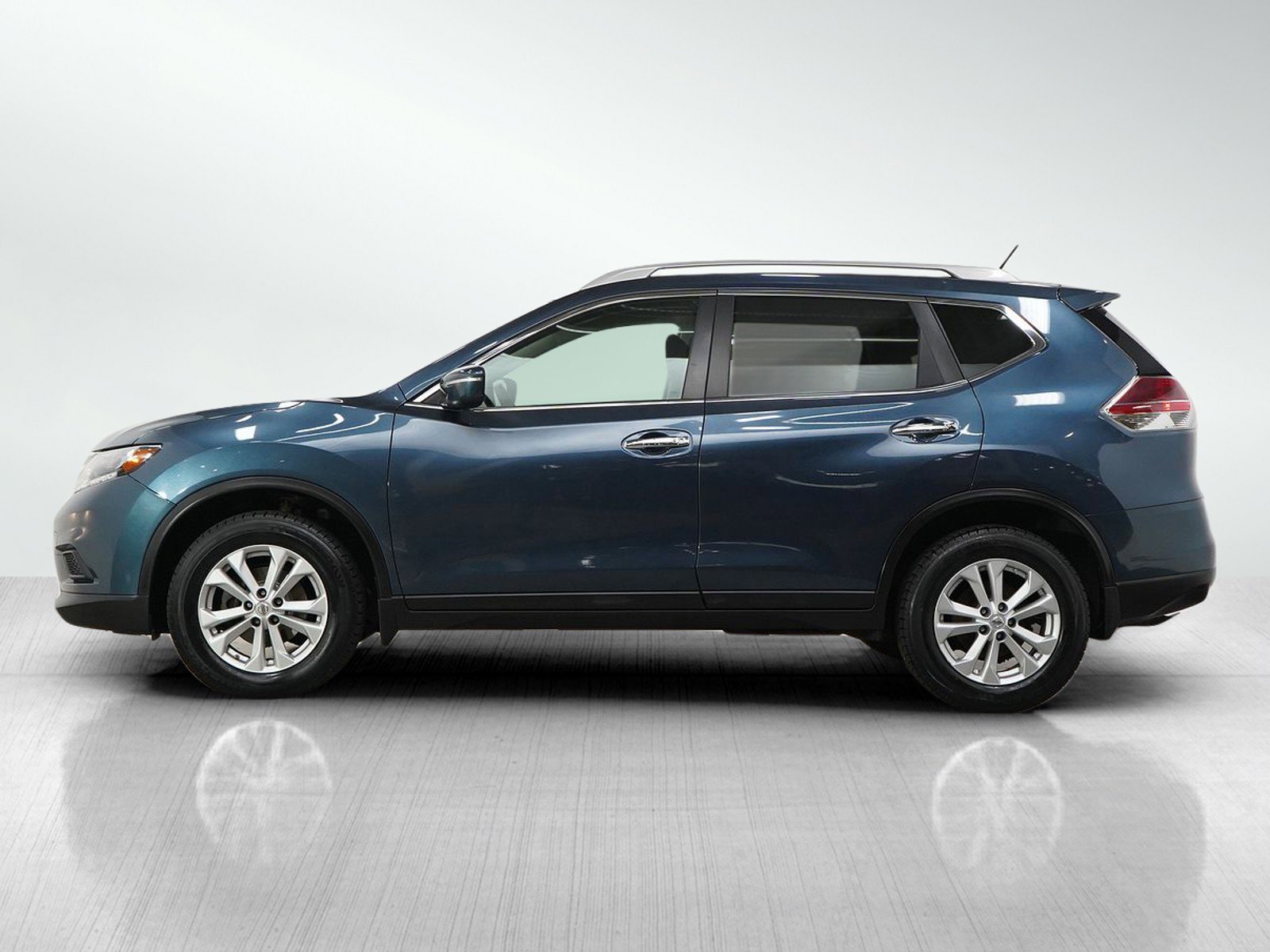 Used 2014 Nissan Rogue SV with VIN 5N1AT2MV7EC782621 for sale in Wayzata, Minnesota
