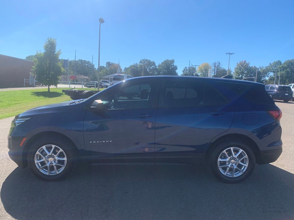 2022 Chevrolet Equinox LS photo 4