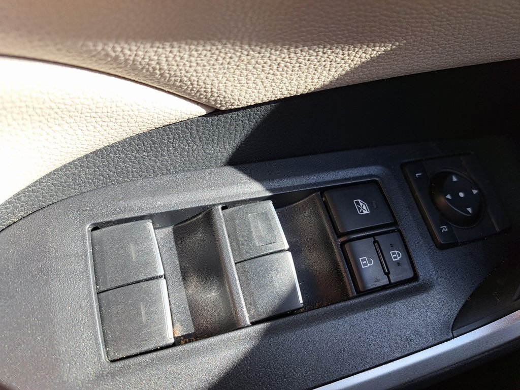 2022 Toyota RAV4 Hybrid XLE photo 24