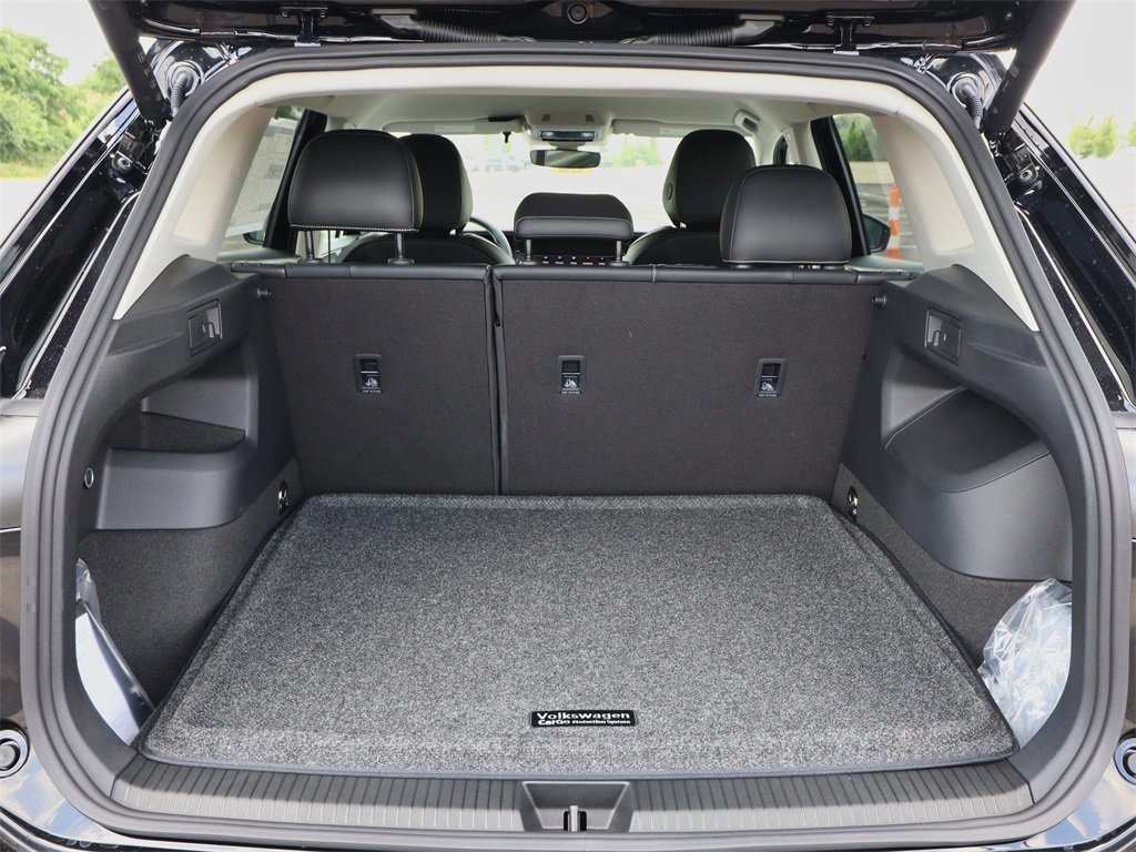 2025 Volkswagen Tiguan SE photo 9