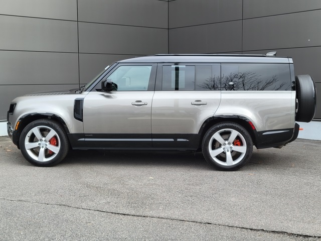 2024 Land Rover Defender photo 2