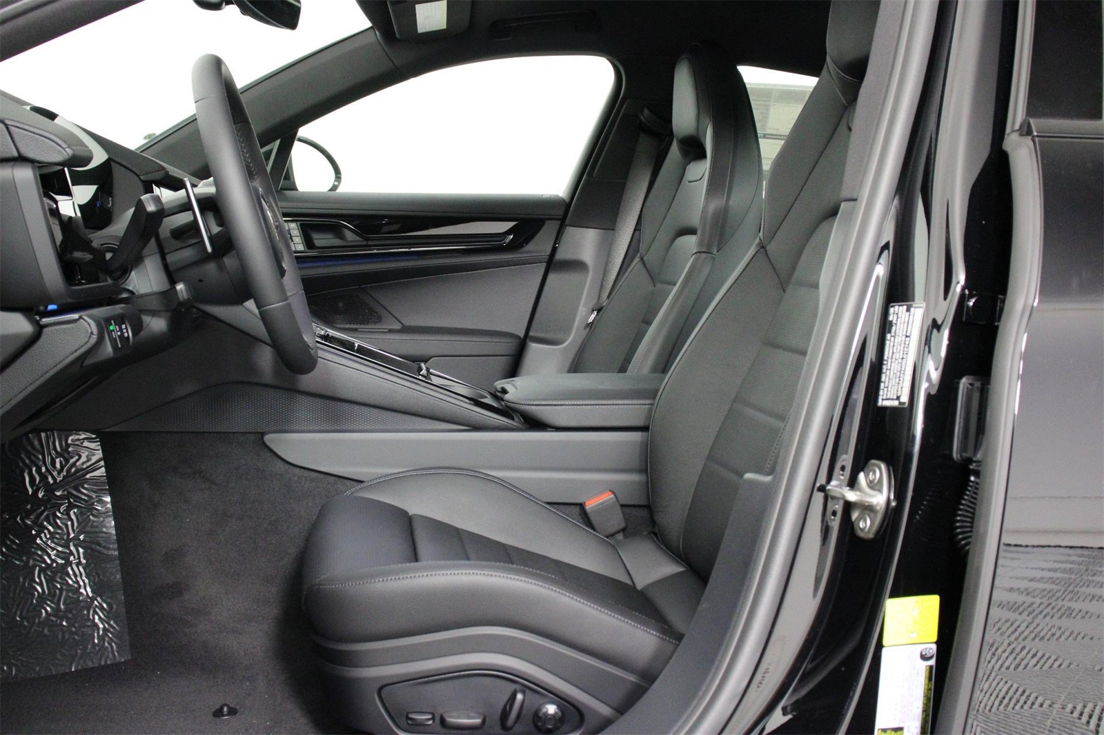 2025 Porsche Panamera 4 photo 5
