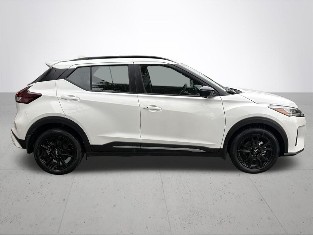 2024 Nissan Kicks SR photo 4