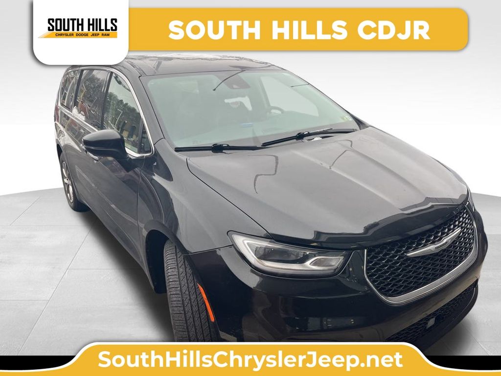 2023 Chrysler Pacifica Touring L's photo