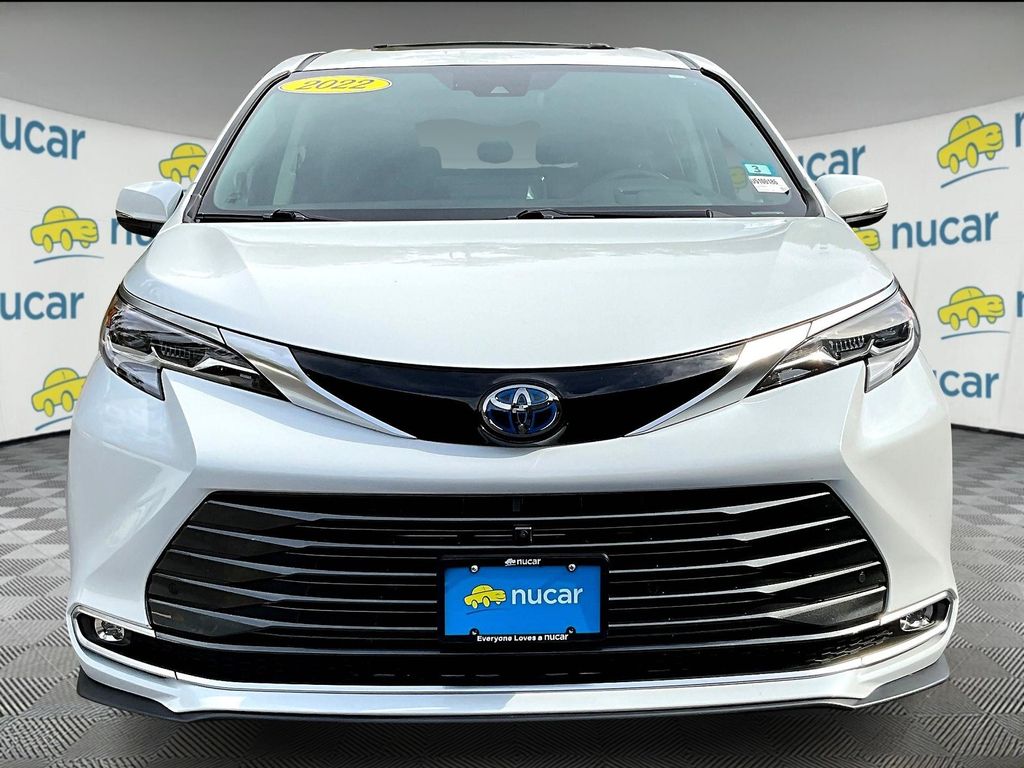 2022 Toyota Sienna Platinum photo 2