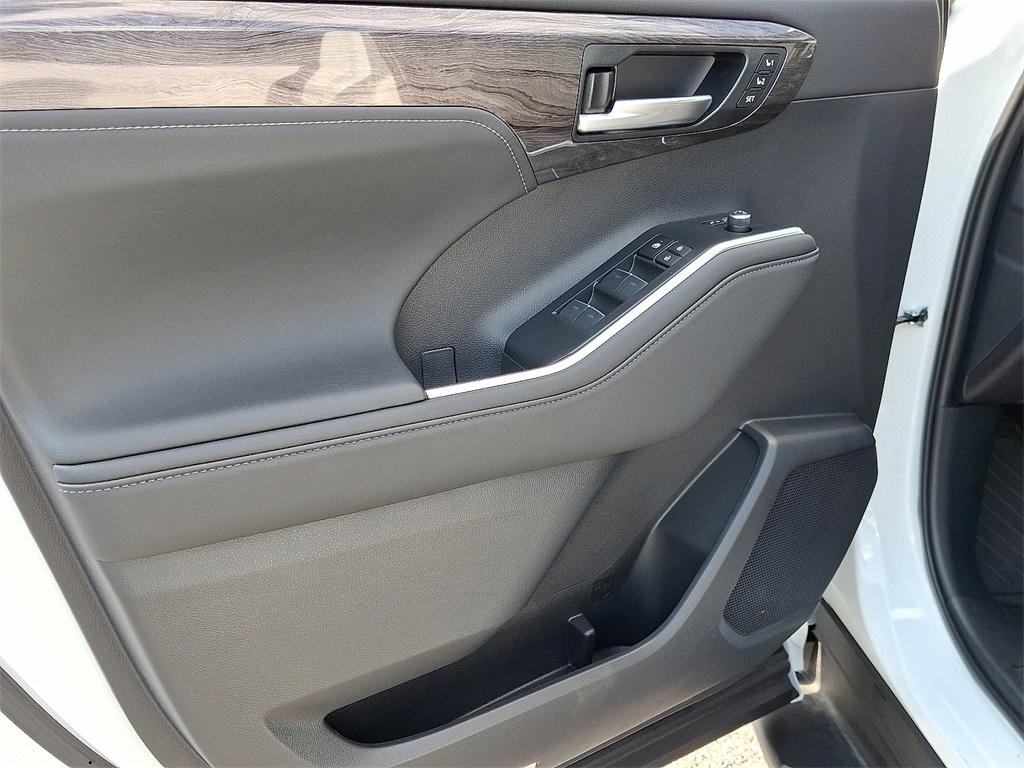 2024 Toyota Highlander Platinum photo 13