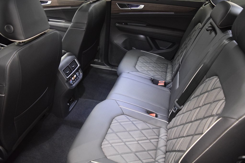 2025 Volkswagen Atlas SEL Premium R-Line photo 3