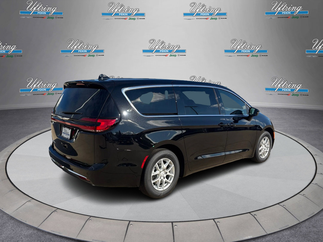 2026 Chrysler Pacifica photo 2