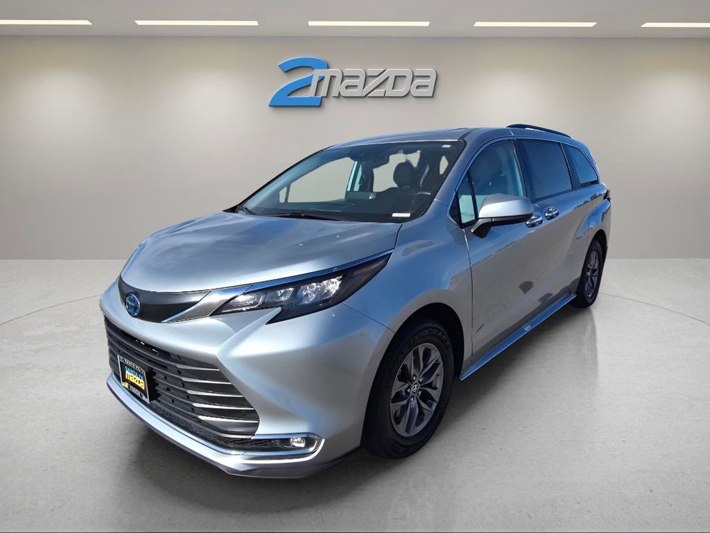 2024 Toyota Sienna XLE's photo