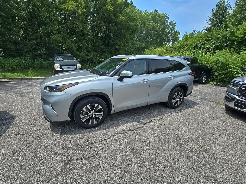 2022 Toyota Highlander XLE photo 2