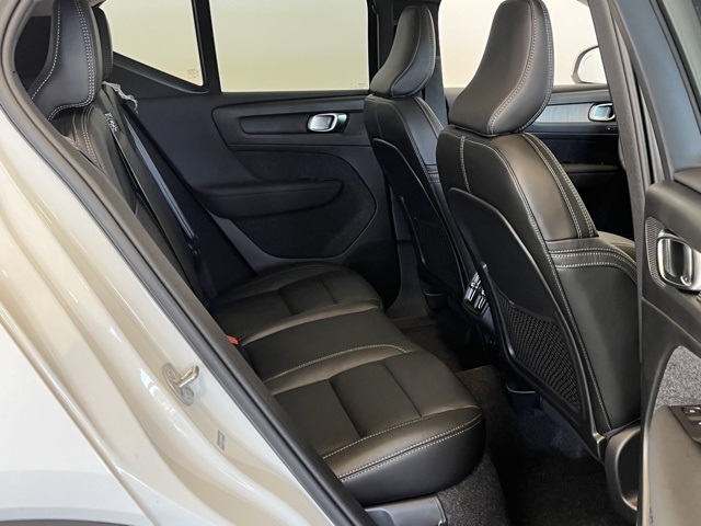 2025 Volvo XC40 Plus photo 32