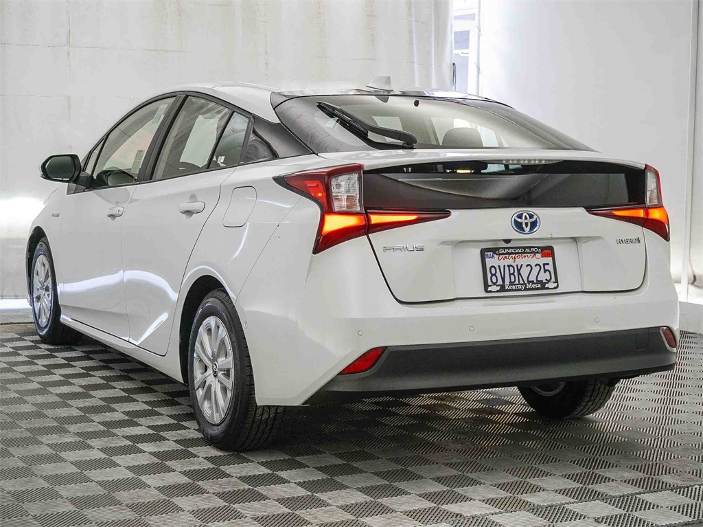 2021 Toyota Prius L photo 2