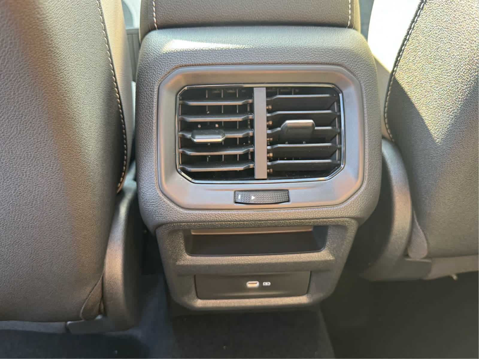 2025 Volkswagen Taos SE photo 29