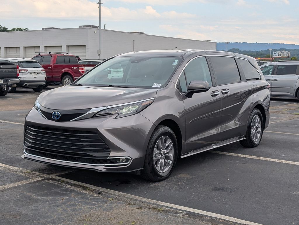 2024 Toyota Sienna XLE photo 2