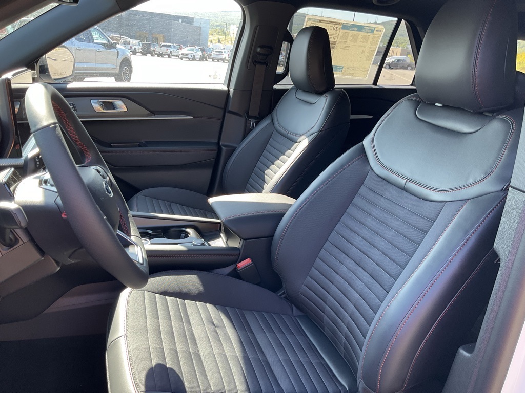 2025 Ford Explorer ST-Line photo 14