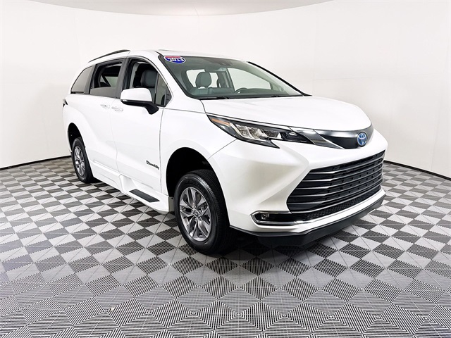 2023 Toyota Sienna XLE's photo