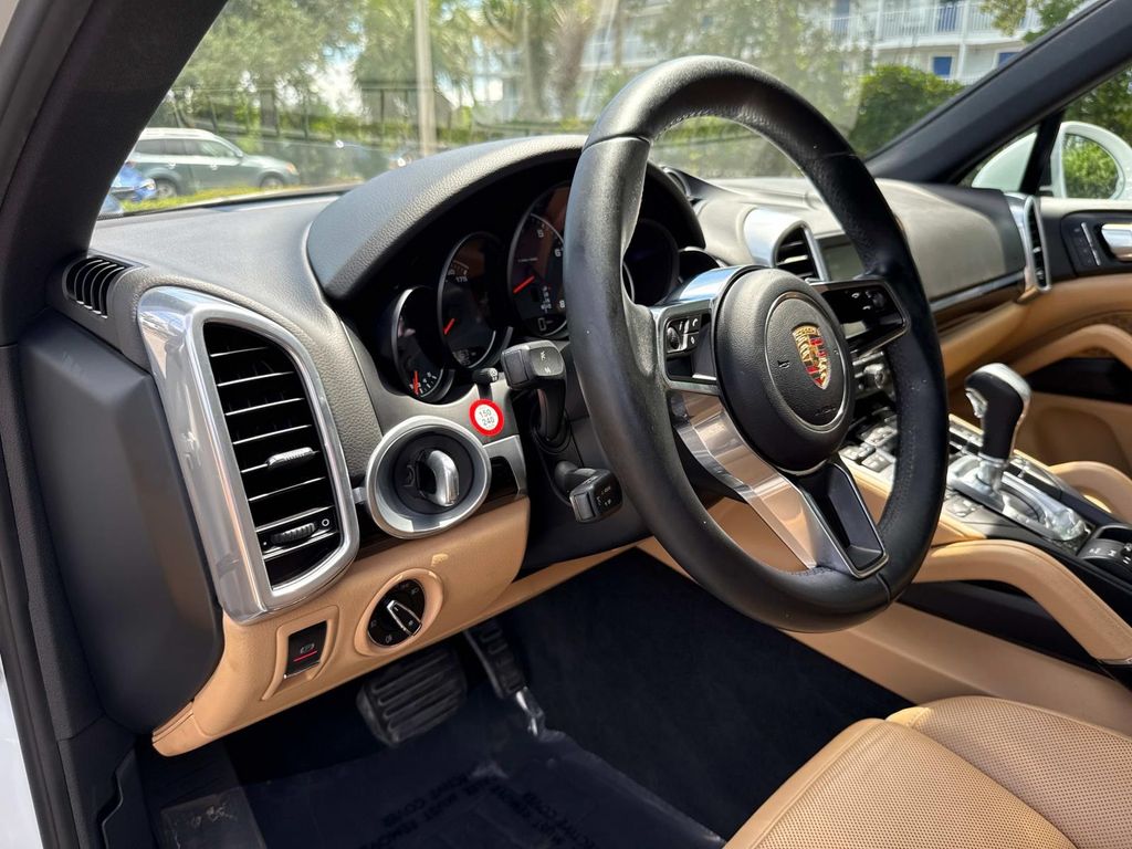 2016 Porsche Cayenne Base photo 21