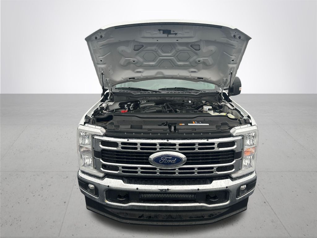 2023 Ford F-350 XLT photo 4