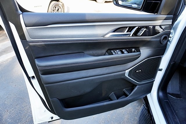 New 2025 Bright White Clear-Coat Exterior Paint Jeep Series II image 36