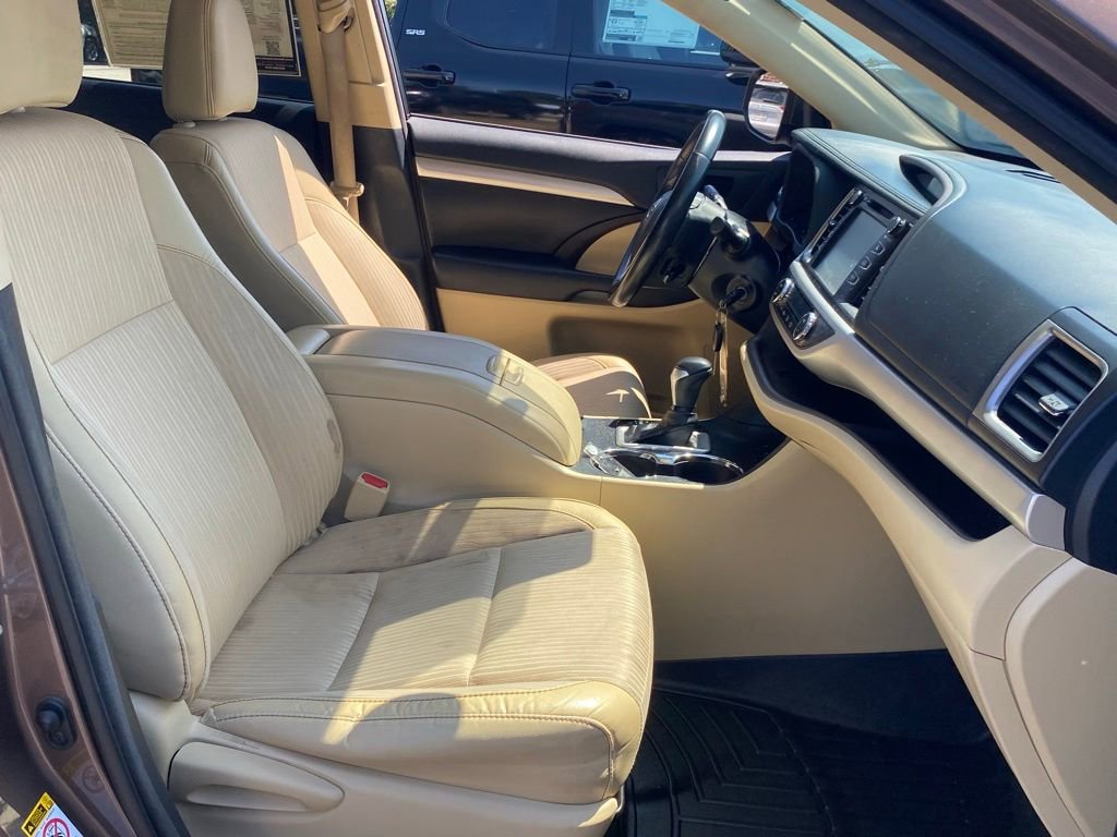 2017 Toyota Highlander LE Plus photo 15