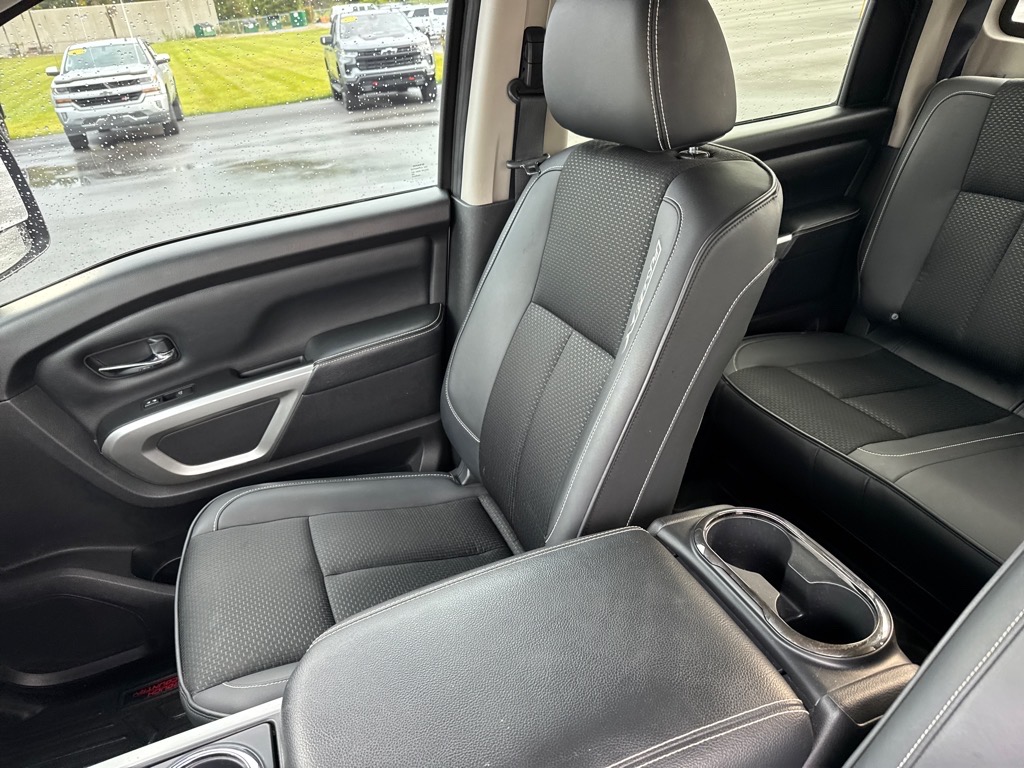 2019 Nissan Titan PRO-4X Crew Cab photo 11