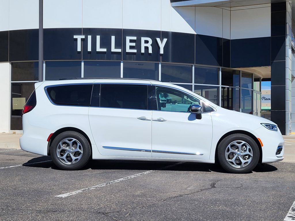 2023 Chrysler Pacifica Limited's photo