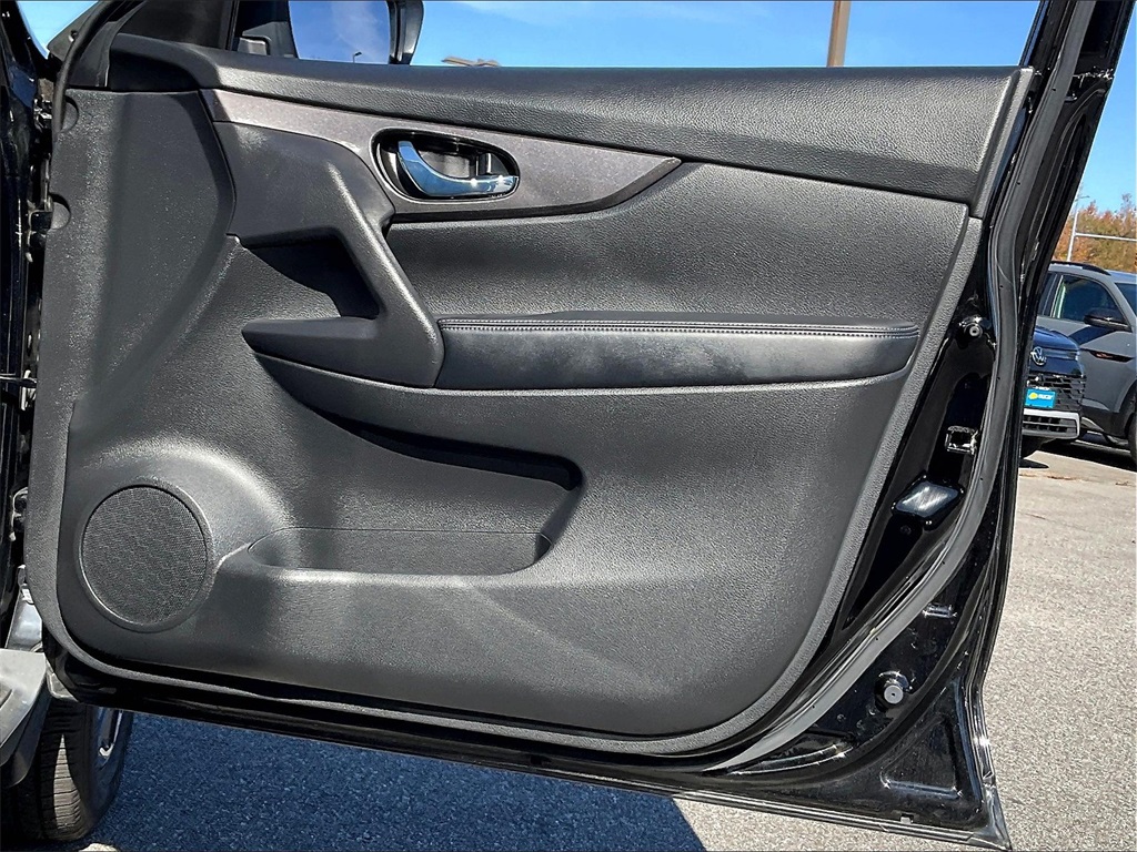 2019 Nissan Rogue SV photo 11