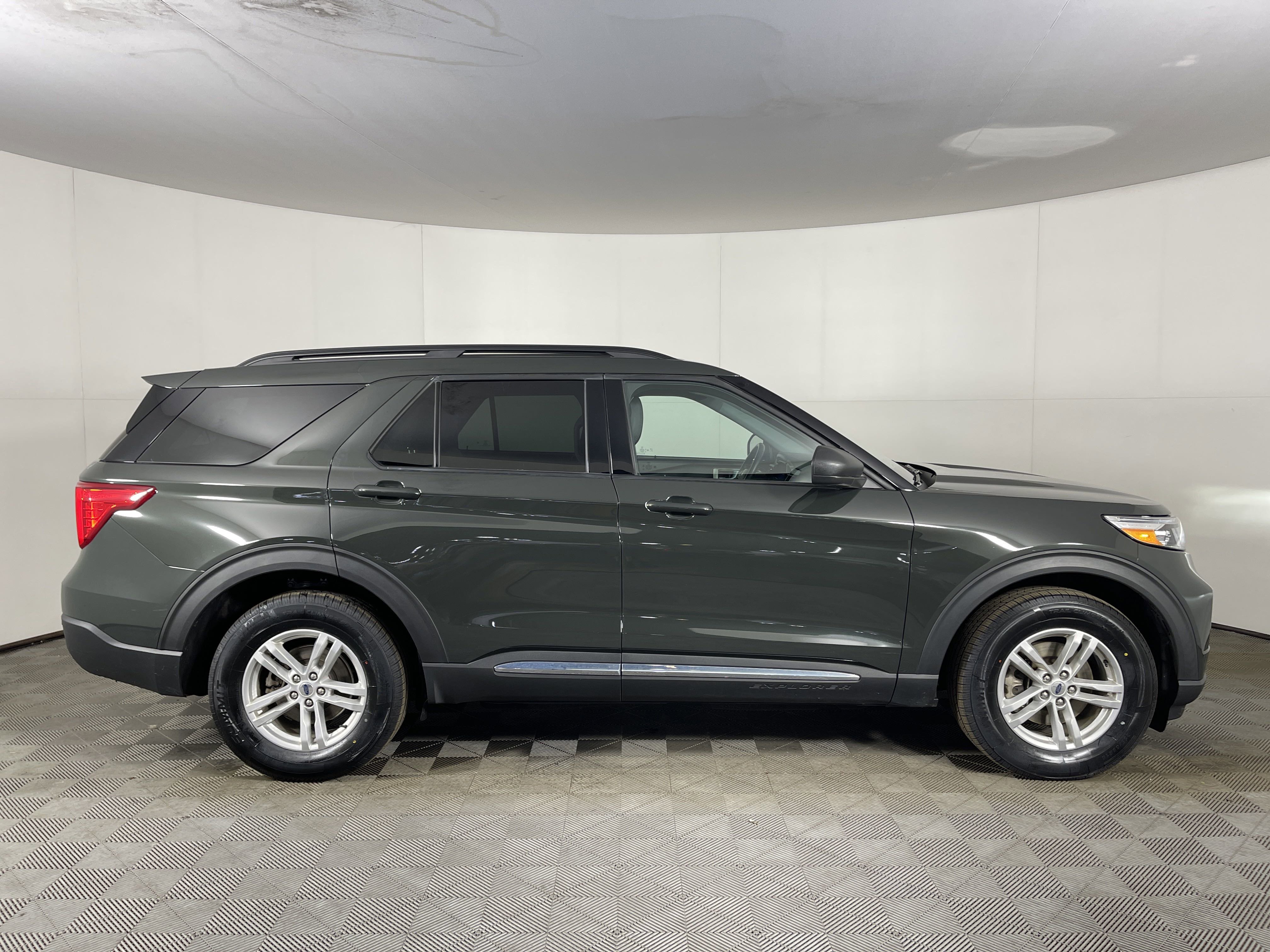 2022 Ford Explorer XLT photo 2