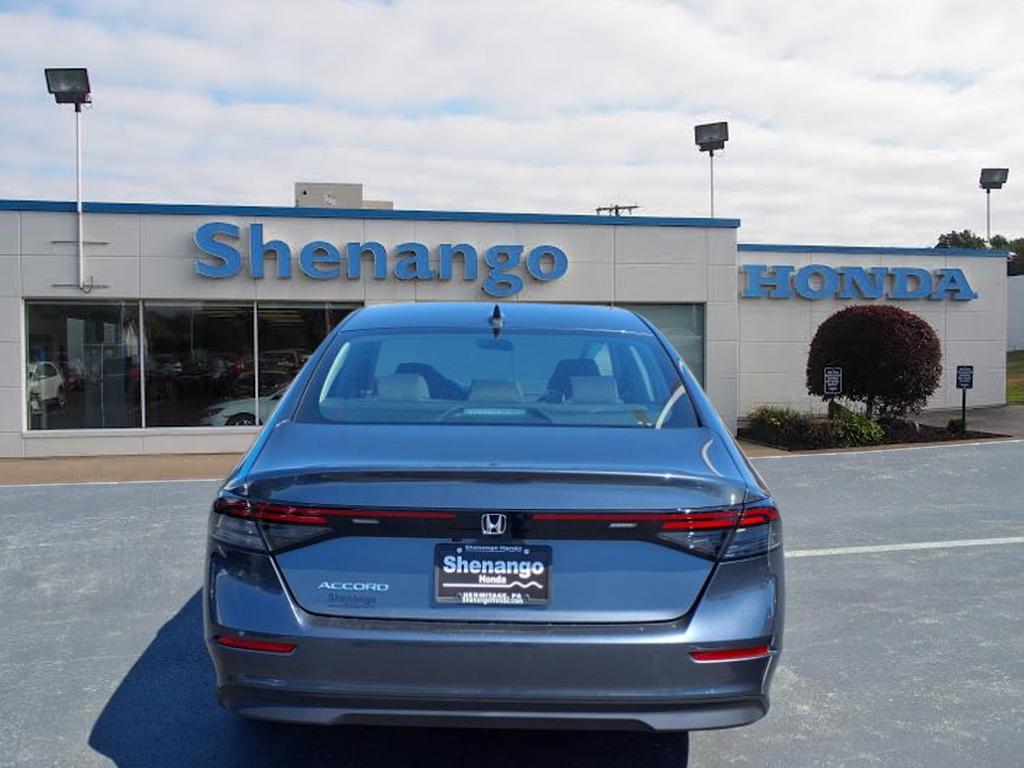 2025 Honda Accord LX photo 4