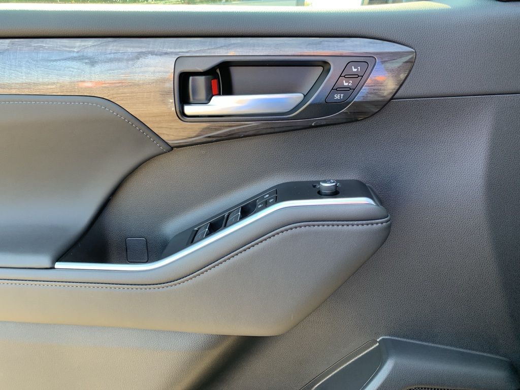 2025 Toyota Highlander Limited photo 10
