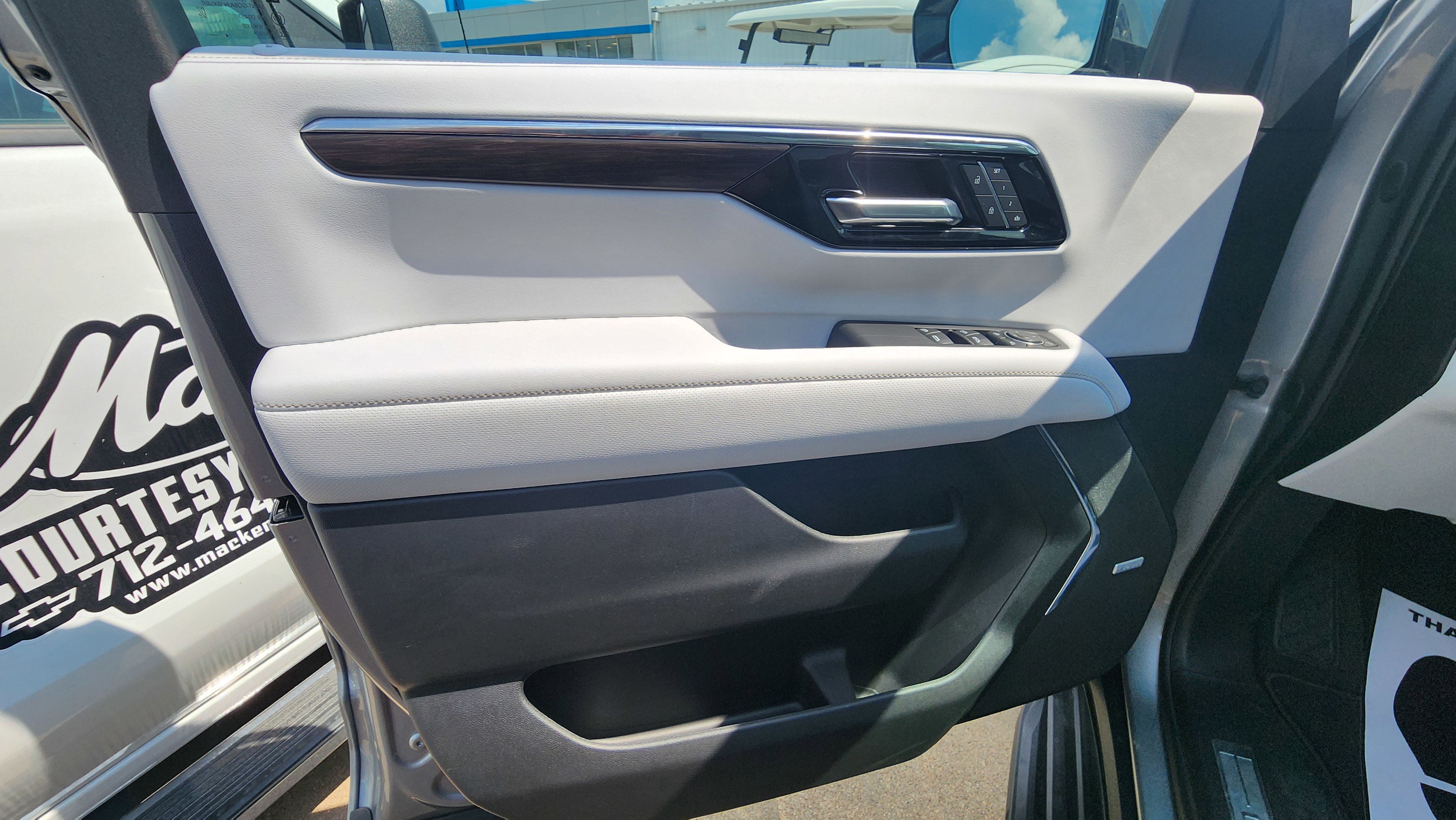 2025 Chevrolet Suburban Premier photo 2